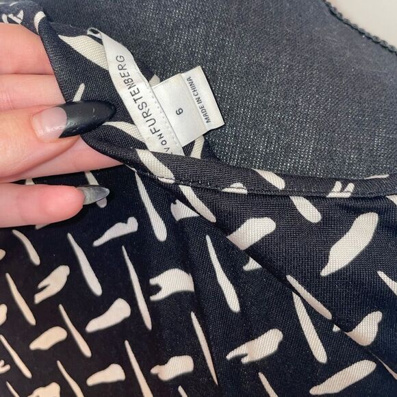 Diane Von Furstenburg Black and White Zig Zag Striped Midi Bodycon dress Size 6 - Picture 5 of 5